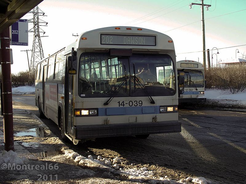 File:STM 14-039 at Dorval Circle.JPG
